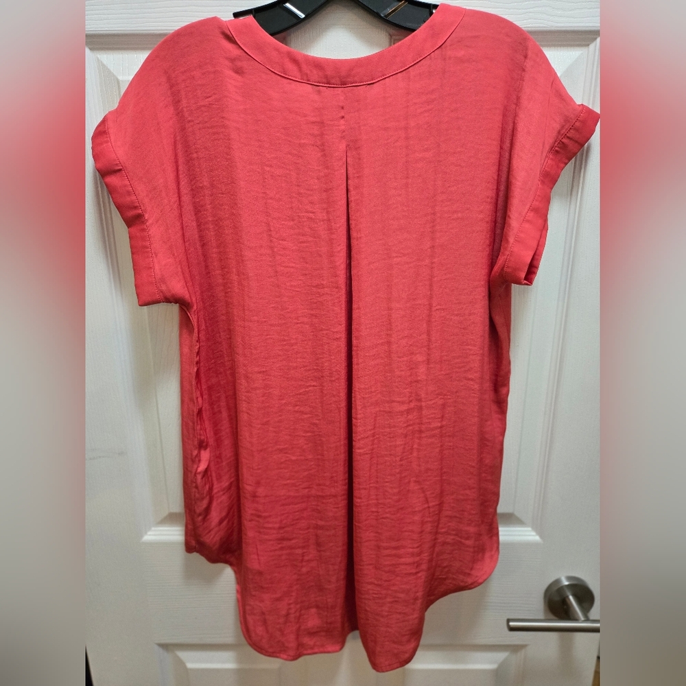 Vera Wang, Women's V-Neck Coral Short Sleeve Top. Med. - Picture 11 of 16